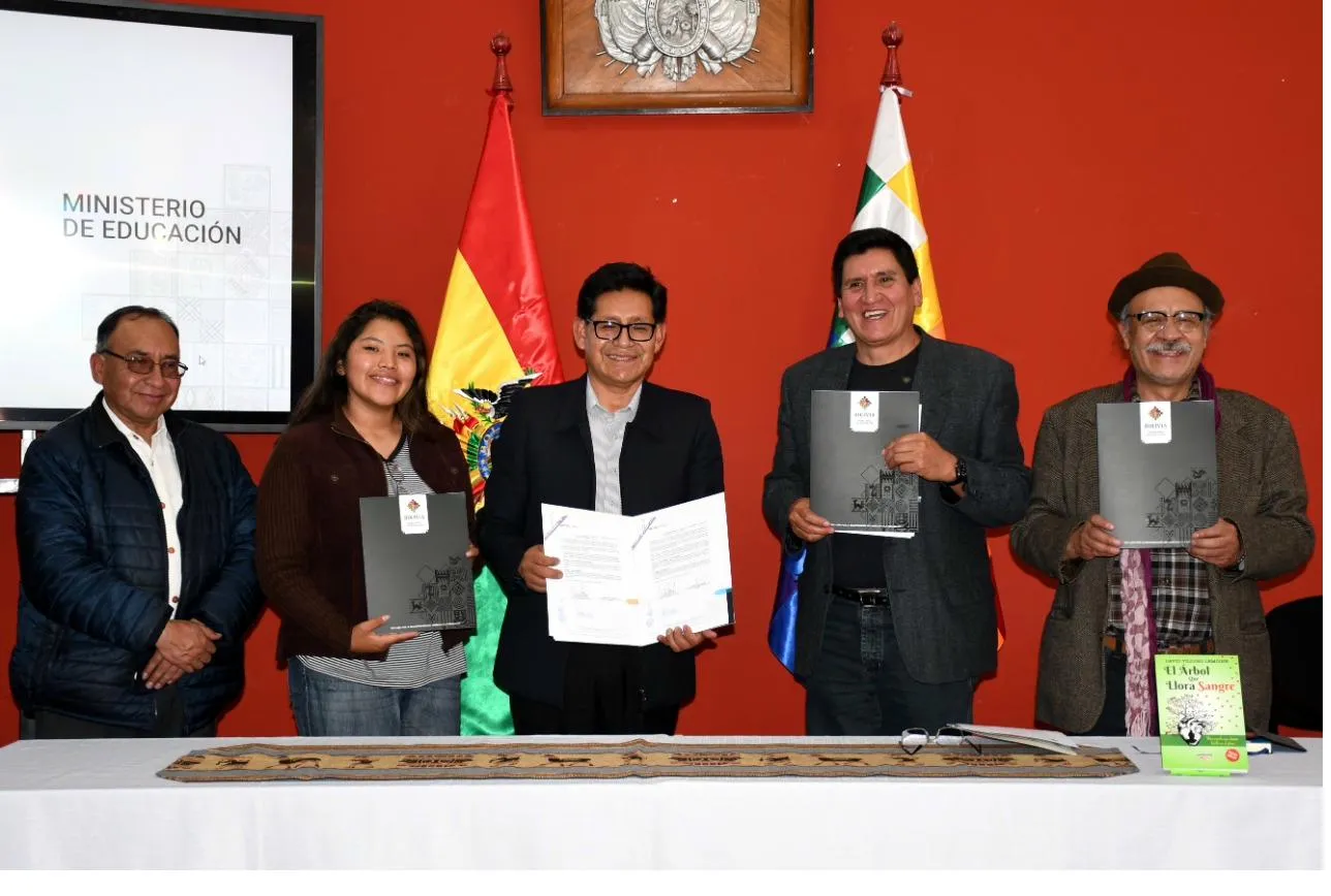 David Vildoso at Bolivia's Ministry of Education receiving recognition for his literary work